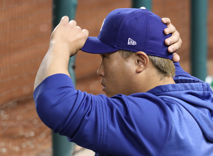 경기 지켜보는 류현진. [사진 출처 = 연합뉴스]