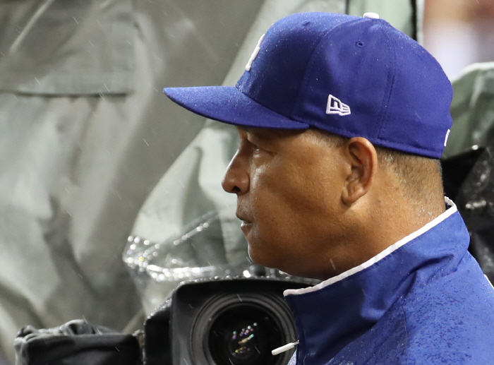 다저스 로버츠 감독이 경기를 지켜보고 있다. [사진 출처 = 연합뉴스]