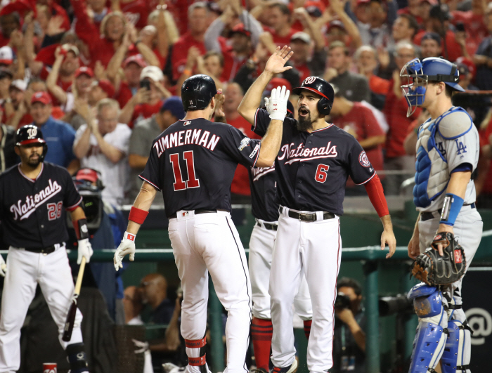 워싱턴 내셔널스 짐머맨이 3점홈런을 치고 홈을 밟은 뒤 기뻐하고 있다. [사진 출처 = 연합뉴스]