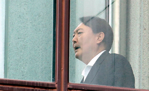 윤석열 검찰총장이 10일 점심식사를 하기 위해 서울 서초구 대검찰청 구내식당으로 이동하고 있다. 이날 대검은 피의사실 공표 논란을 해소하기 위해 '전문공보관 직책'을 도입하겠다는 개혁안을 발표했다. [사진 = 연합뉴스]