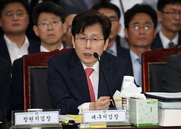 김학의 전 법무부 차관 사건 검찰수사단장을 맡았던 여환섭 대구지검장이 11일 오후 대구고검에서 열린 국회 법제사법위원회 국정감사에서 정점식 자유한국당 의원의 질의에 답하고 있다. 여 지검장은 "윤중천이 윤석열 검찰총장을 안다는 진술을 한 적이 없다"고 말했다.  [사진 = 연합뉴스]