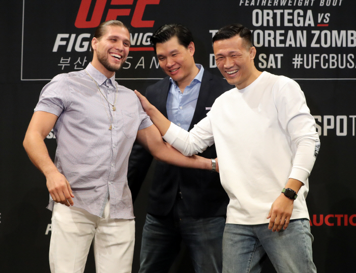 17일 서울 시내 한 호텔에서 `UFC 파이트 나이트 부산` 메인이벤트 페더급 매치를 앞두고 열린 정찬선과 브라이언 오르테가의 공식 기자회견에서 두 선수가 포즈를 취하고 있다. 2019.10.17 [사진 = 연합뉴스]