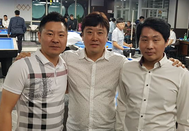 조치연이 서현민, 오영제와  기념촬영하고 있다.