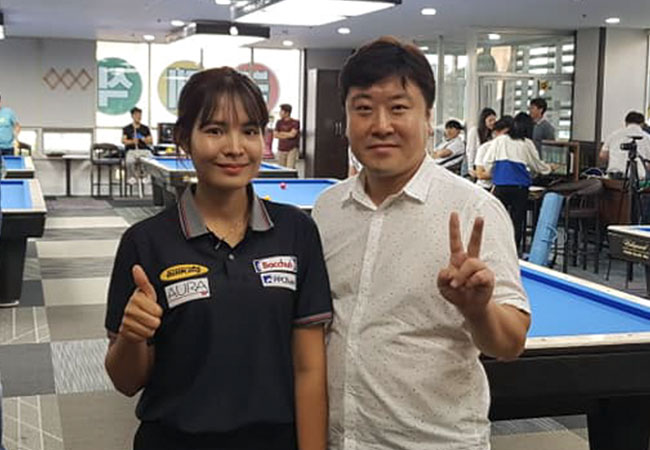 국내 3쿠션 강호 조치연이 경기도 남양주시에 자신의 이름을 건 당구클럽을 열었다. 사진은 조치연이 구장오픈을 축하하기 위해 방문한 스롱피아비와 기념촬영 하고 있다.(사진제공=조치연)