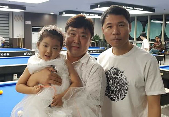 조치연이 허정한과 기념촬영하고 있다.