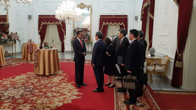 조코위 대통령 예방하는 노영민 비서실장

    (자카르타=연합뉴스) 성혜미 특파원 = 경축 특사로 파견된 노영민 대통령 비서실장이 20일 자카르타 대통령궁에서 취임식을 마친 조코 위도도 대통령을 예방하고 있다.

    조코위 대통령은 이날 재선 취임식을 갖고 5년의 임기를 시작했다. 노 실장은 문재인 대통령 친서와 거북선을 전달했다. 2019.10.20 [주인도네시아 한국대사관 제공. 재판매 및 DB 금지]

    noanoa@yna.co.kr

(끝)





<저작권자(c) 연합뉴스, 무단 전재-재배포 금지>