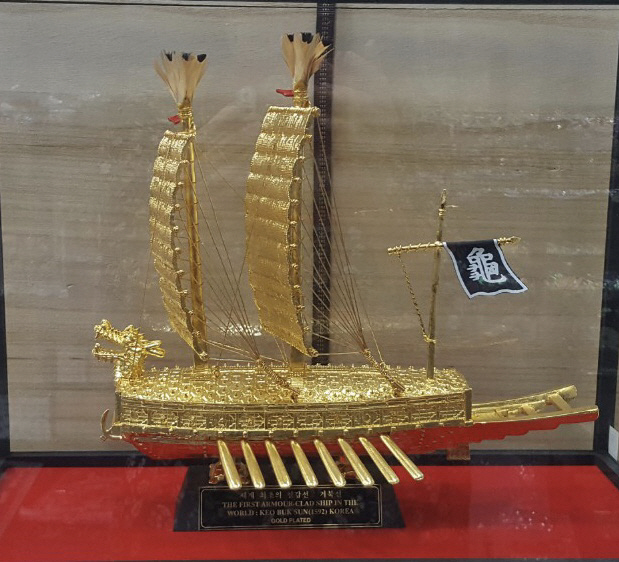 문 대통령, 조코위 대통령에게 거북선 선물

    (자카르타=연합뉴스) 성혜미 특파원 = 경축 특사로 파견된 노영민 대통령 비서실장이 20일 자카르타 대통령궁에서 재선 취임식을 마친 조코 위도도 대통령을 예방했다.

    사진은 문재인 대통령이 조코위 대통령에게 선물한 거북선. 2019.10.20 [주인도네시아 한국대사관 제공. 재판매 및 DB 금지]

    noanoa@yna.co.kr

(끝)





<저작권자(c) 연합뉴스, 무단 전재-재배포 금지>