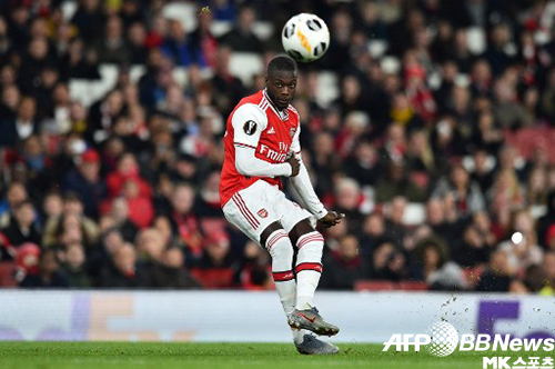 아스날 공격수 니콜라 페페가 15분 만에 멋진 프리킥 2골을 넣으며 팀 승리를 이끌었다. 사진(영국 런던)=AFPBBNews=News1
