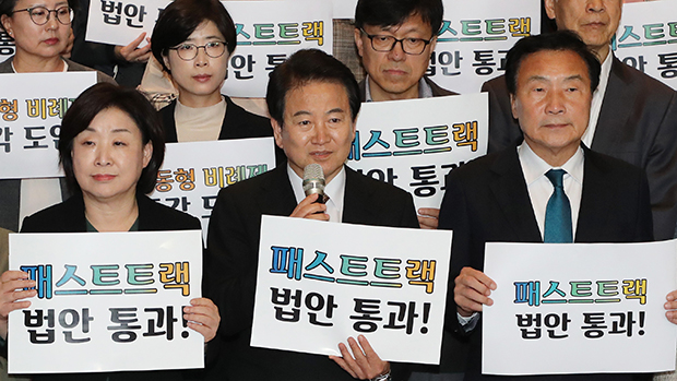 23일 오후 국회 로텐더홀 계단에서 열린 패스트트랙 성사 및 선거제도 개혁안 통과 결의 시민사회-정치권 공동기자회견에서 민주평화당 정동영 대표가 발언하고 있다. 오른쪽부터 바른미래당 손학규, 민주평화당 정동영, 정의당 심상정 대표[사진=연합뉴스]