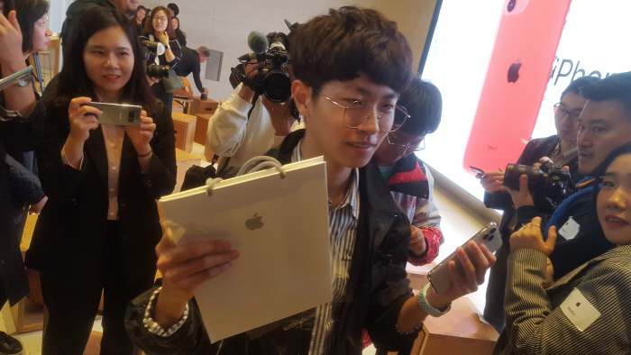 아이폰 11 국내 1호 구매자가 된 송영준 군 [이용익 기자]