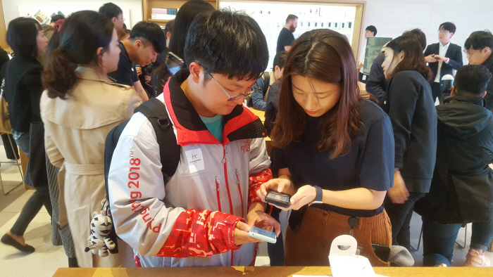 애플워치5 국내 1호 구매자가 된 백두연 군이 아이폰11 설명을 듣고 있다. [이용익 기자]