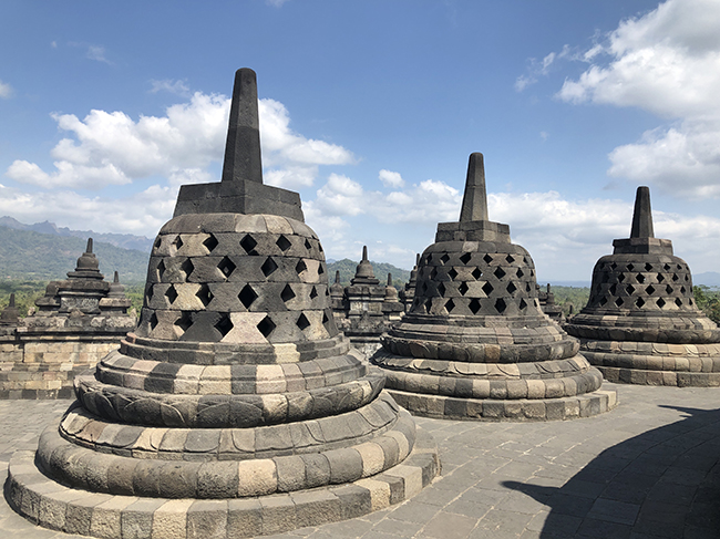 무슬림 국가 인도네시아에서 만날 수 있는 세계적 불교 유적 보로부두르 사원