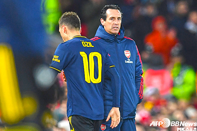 외질(왼쪽)이 에메리(오른쪽) 아스날 감독으로부터 외면받는 가운데 리버풀을 상대로 건재를 입증했다. 현지 전문가들은 여전히 실력만 보면 외질이 아스날 베스트11이라고 평가했다. 사진=AFPBBNews=News1