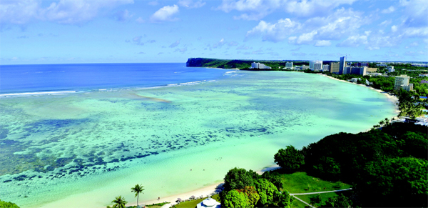 아름다운 해안선의 투몬베이. [사진 제공 = 게티이미지뱅크, 괌 정부관광청]
