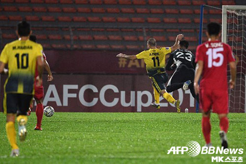 북한의 4.25는 4일 레바논의 알 아헤드에 0-1로 패해 2019 AFC컵 우승을 놓쳤다. 사진은 전반 26분 거친 파울로 퇴장하는 골키퍼 안태성(23번). 사진(말레이시아 쿠알라룸푸르)=ⓒAFPBBNews = News1