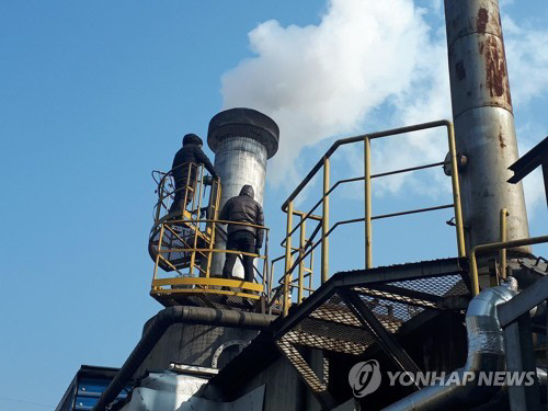 미세먼지 배출업소 단속 모습. [사진 출처 = 연합뉴스]