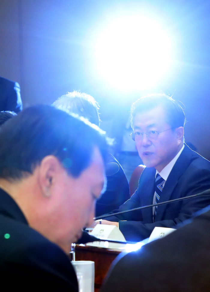 검찰총장 쪽 바라보는 문 대통령 [사진 = 연합뉴스]