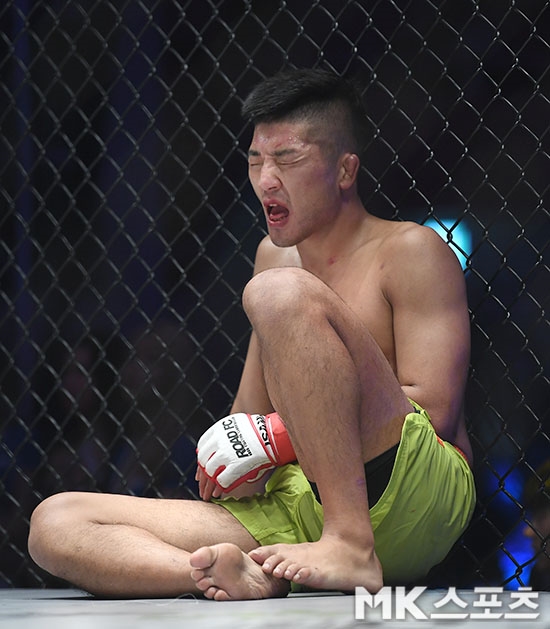 권아솔은 9일 여수 진남체육관에서 개최된 로드FC 056 라이트급 메인 이벤트 매치에서 샤밀 자브로프에 판정패를 했다. 사진(여수)=김영구 기자