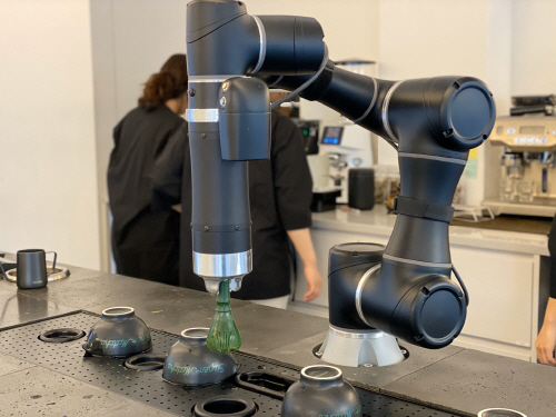 AI 머신을 이용하면 일정하게 말차를 녹일 수 있어 더 부드럽고 달콤한 음료를 맛볼 수 있다. [사진 = 이세현 인턴기자]