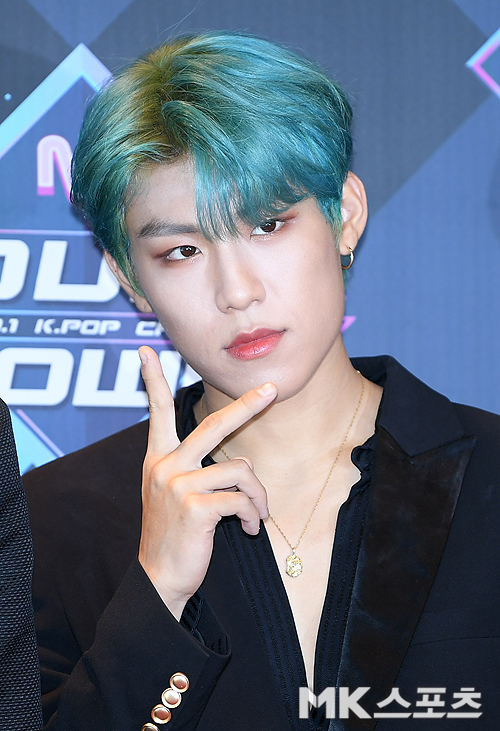 에이비식스(AB6IX) 박우진이 무릎 연골판 파열로 인해 당분간 활동을 중지한다. 사진=천정환 기자