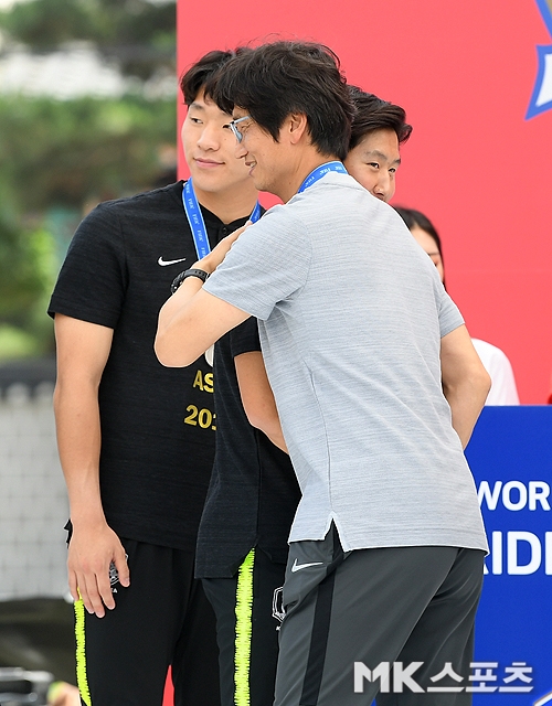 U-20 월드컵 대표팀 환영식이 17일 오후 서울 시청광장에서 열렸다. 정정용 감독이 이강인과 포옹을 하고 있다. 사진=천정환 기자