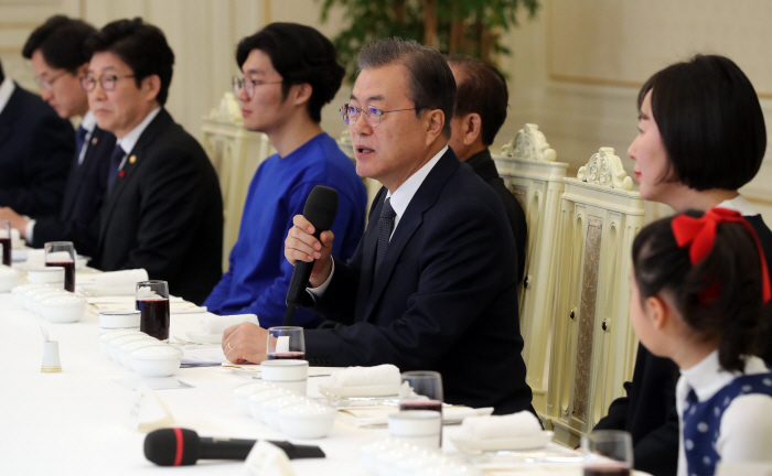 문 대통령, 국가기후환경회의 초청 오찬 [사진 = 연합뉴스]