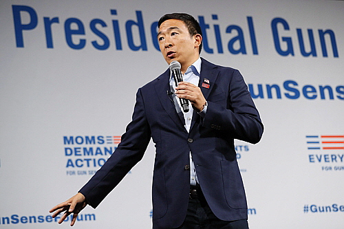 매달 1000달러씩 보편직 기본소득을 지급하자는 공약을 내걸고 있는 앤드류 양 민주당 대선 경선주자.