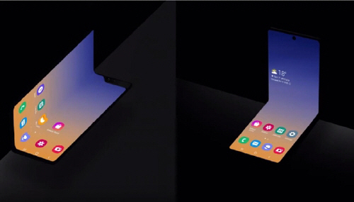 지난 10월 삼성개발자콘퍼런스 2019에서 소개한 2세대 폴더블폰(오른쪽)과 기존 폴더블폰의 접는 방식 비교. [사진 = 매경DB]