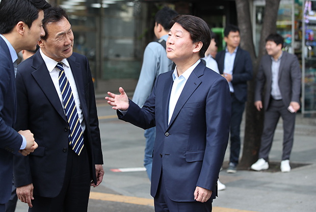 손학규 바른미래당 대표와 대화하고있는 안철수 전 바른미래당 대표[사진=이승환기자]