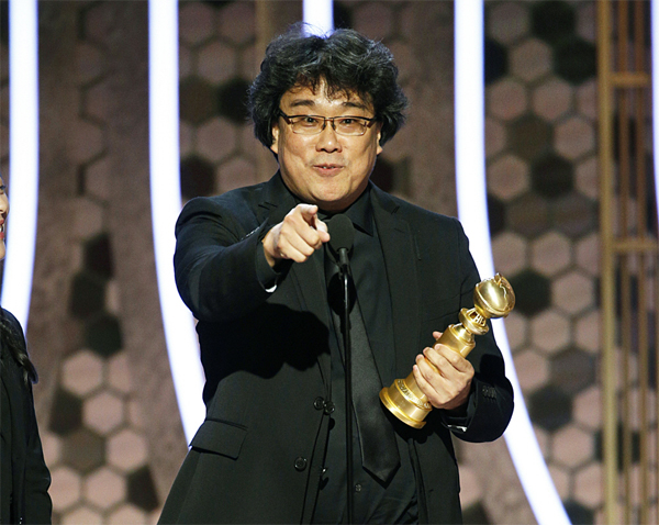 영화 `기생충`으로 제77회 골든글로브 시상식에서 외국어영화상을 수상한 봉준호 감독이 관객석에 손짓하고 있다. [AP = 연합뉴스]