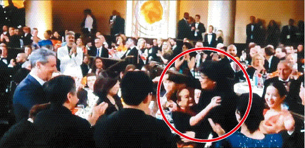 봉준호 감독(빨간색 원 오른쪽)이 수상작 호명 직후 이미경 CJ그룹 부회장에게 축하를 받고 있다. [유튜브 화면 캡처]