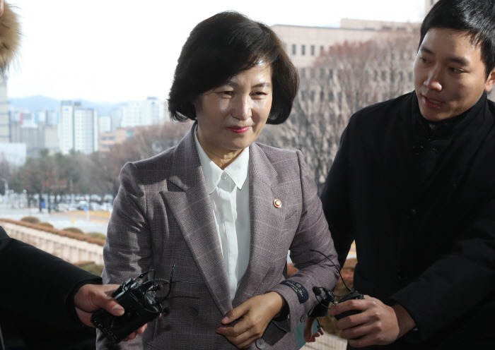 추미애 법무부 장관 출근길 [사진 = 연합뉴스]