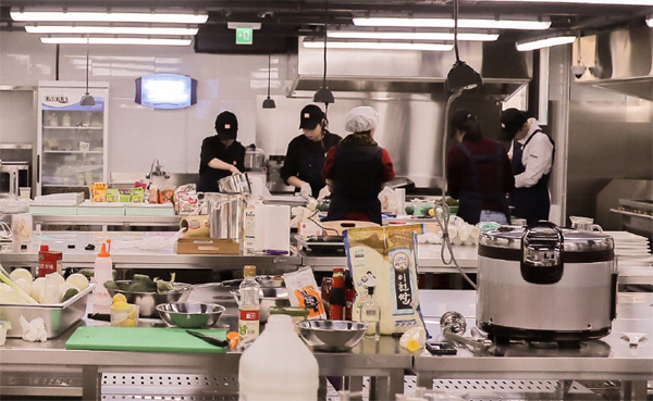 공유주방 업체 위쿡 서울 종로구 사직점 2층의 오픈키친. [사진 제공 = 위쿡]