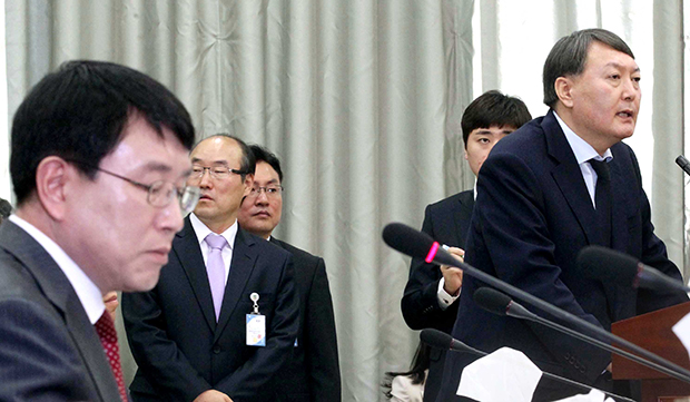 2013년 10월 국정원 대선 개입 사건의 특별수사팀장이었던 윤석열 여주지청장이 21일 오전 서울 서초동 서울고등검찰청에서 열린 국회 법제사법위원회 국정감사에서 위원들의 질의에 답하고 있다. 당시 조영곤 서울중앙지검장(왼쪽)[사진=이승환기자]