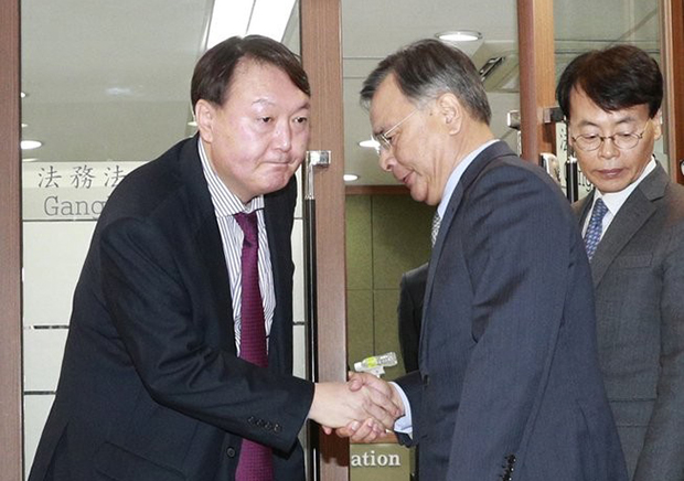 2016년 12월 "최순실 게이트" 박영수 특별검사(오른쪽)가 6일 오전 서울 서초구 법무법인 강남에서 파견검사들과의 회동에 앞서 수사팀장을 맡은 윤석열 검사와 악수하고 있다.[사진=연합뉴스]