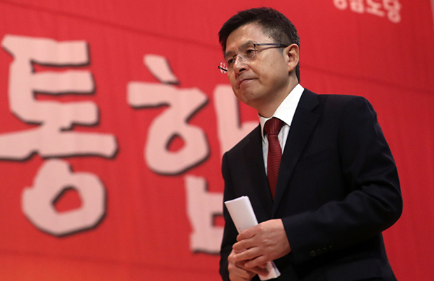 황교안 자유한국당 대표가 10일 오전 경남 창원시 의창구 창원대학교 종합교육관에서 열린 "2020 자유한국당 경남도당 신년인사회"에 신년인사를 마친 후 이동하고 있다.[사진=연합뉴스]