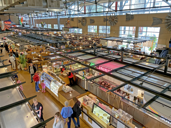 밀워키의 로컬 음식과 맥주를 즐길 수 있는 퍼블릭마켓.