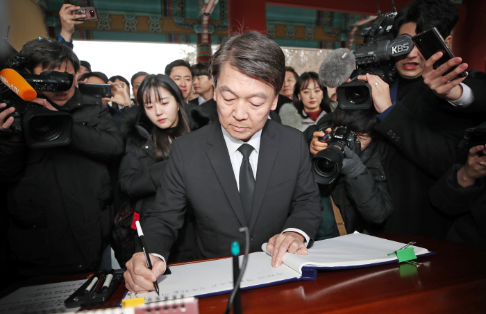 5·18민주묘지 방명록 작성하는 안철수 [사진 = 연합뉴스]