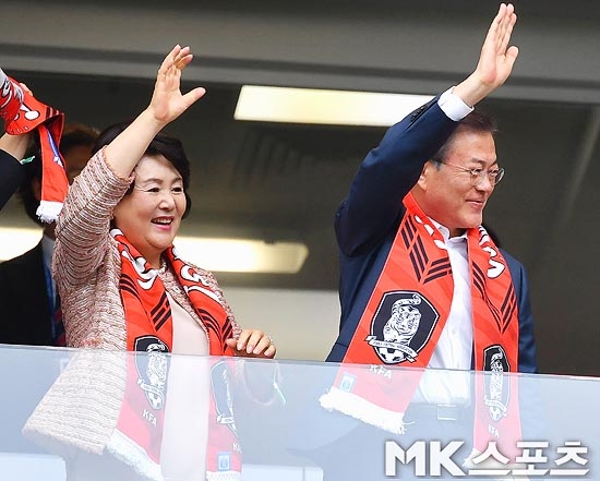 한국이 사우디를 꺾고 2020년 도쿄올림픽 축구 아시아예선 결승전을 이겼다. 문재인 대통령은 SNS를 통해 AFC U-23 챔피언십 사상 첫 우승을 축하했다. 김정숙 여사와 2018 러시아월드컵 조별리그 멕시코전을 관람할 당시 문 대통령. 사진=MK스포츠DB