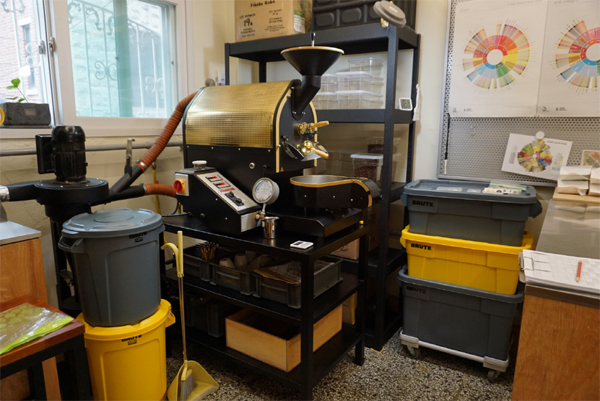 깔끔하게 정리된 로스팅실.