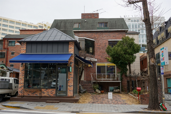 가정집 같은 리이케 커피의 외관.