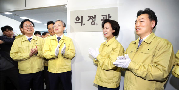 심우정 법무부 기획조정실장, 김영대 서울고검장, 추미애 법무부 장관, 김오수 법무부 차관(왼쪽부터)이 6일 오전 서울고검 내 법무부 대변인 사무실 `의정관` 개소식에 참석해 현판식을 하고 있다. [연합뉴스]