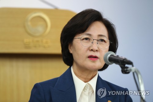 답변하는 추미애[과천=연합뉴스]