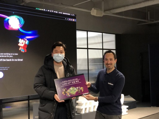 [사진= 11일 더 샌드박스 밋업에서 진행된 이벤트 사진. 세바스챤 보르제 COO(오른쪽)]