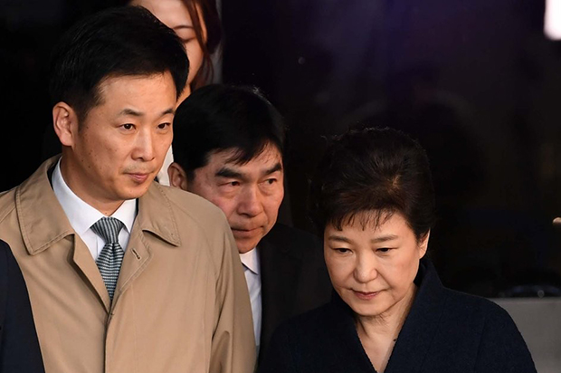 박근혜 전 대통령과 유영하 변호사(왼쪽)가 서울 서초동 서울중앙지검에서 조사를 받은 뒤 함께 검찰청사를 나서는 모습.[사진=연합뉴스]