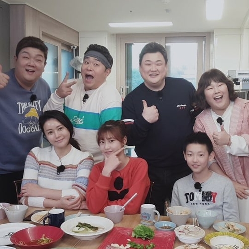 개그맨 윤민상, 김준현, 김민경, 문세윤, 배우 박연수, 딸 송지아, 아들 송지욱 사진=박연수 SNS