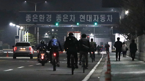 코로나19 여파로 휴업했던 현대차 울산공장이 지난 2월 11일 일부 생산라인 가동을 시작하자 직원들이 명촌정문으로 출근하고 있다.