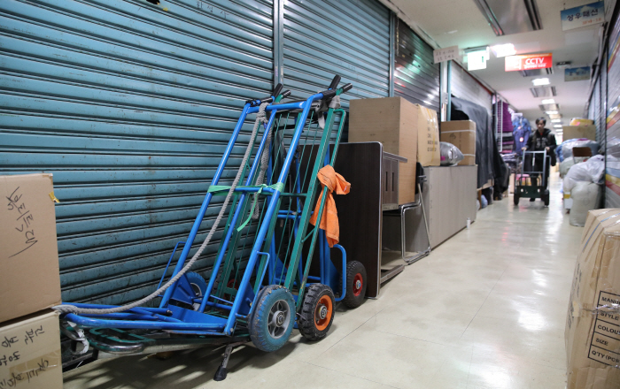 올해 초 동대문 의류도매시장의 전경. 문을 닫은 점포가 많다. [매경DB]