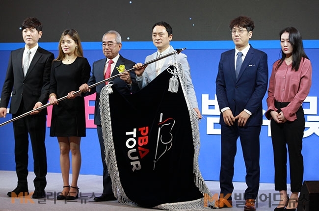 프로당구 PBA는 지난해 2월 출범 선포식에 이어 같은해 6월 개막전 ‘파나소닉 오픈’을 시작으로 ‘우승상금 1억원’ 프로당구시대를 열었다. 지난해 5월 열린 프로당구 출범식에서 대회기 전달식 후 기념촬영하고 있다. 왼쪽부터 김재근, 서한솔, PBA 김영수 총재, 황득희, 오성욱, 김보미.