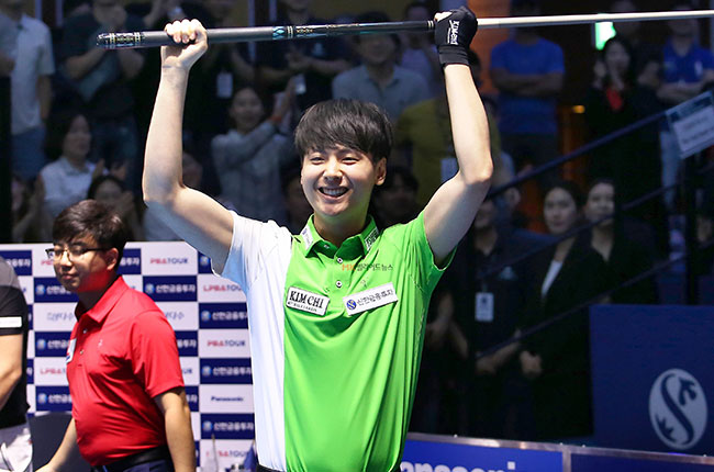 신한금융투자는 지난해 7월 PBA투어 2차전 메인스폰서로 참여한 데 이어 "PBA 파이널" 메인스폰서도 자청했다.  지난해 7월 2차 투어에서 우승한 신정주가 결승서 조건휘를 꺾고 우승을 확정지은 후 큐를 들고 환호하고 있다.